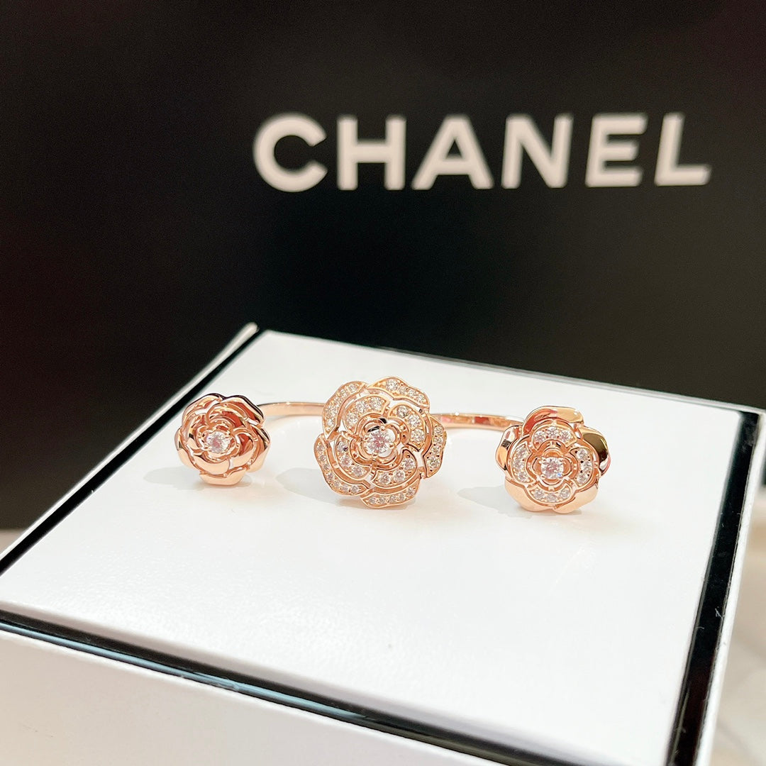 Chanel Extrait De Cam ̈¦lia Transformable 18K Gold Ring product image 6, provided for visual reference and product detail