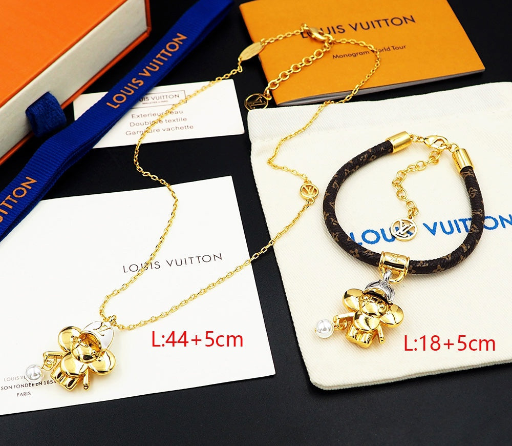 Louis Vuitton Vivienne Pearls 18K Gold Bracelet product image 11, provided for visual reference and product detail review