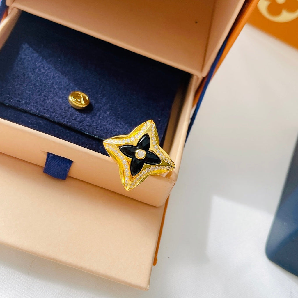Louis Vuitton Ever Blossom 18K Gold Ring product image 12, provided for visual reference and product detail review