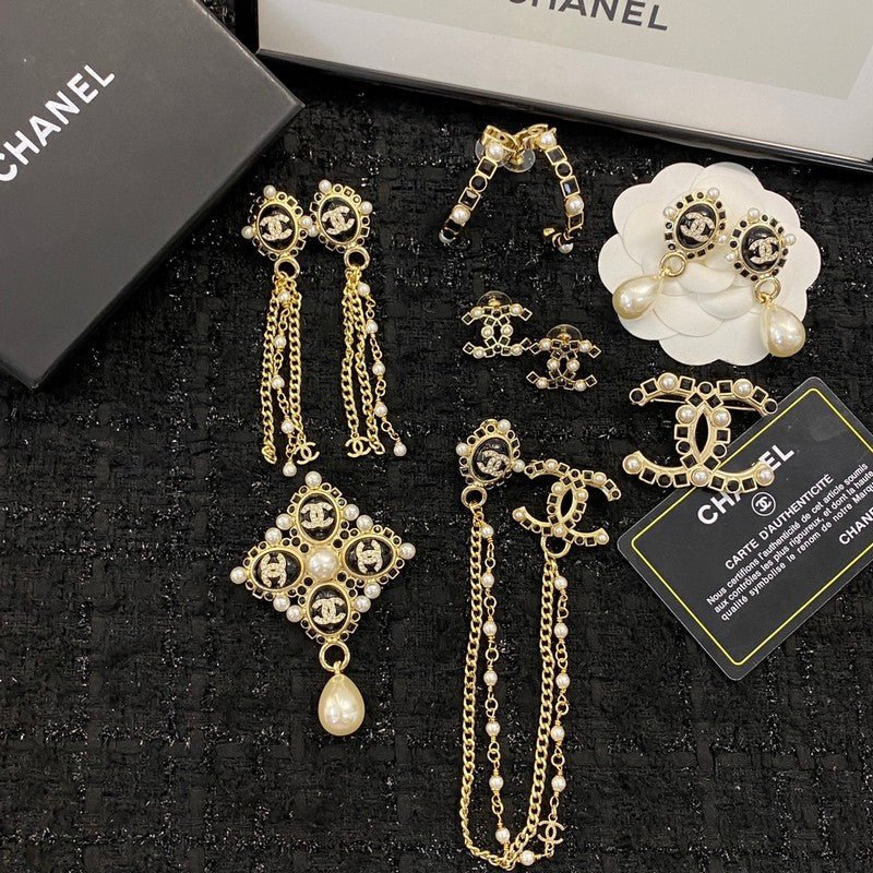 Chanel Pearl Pendant Gold 18K Gold Brooch product image 9, provided for visual reference and product detail review