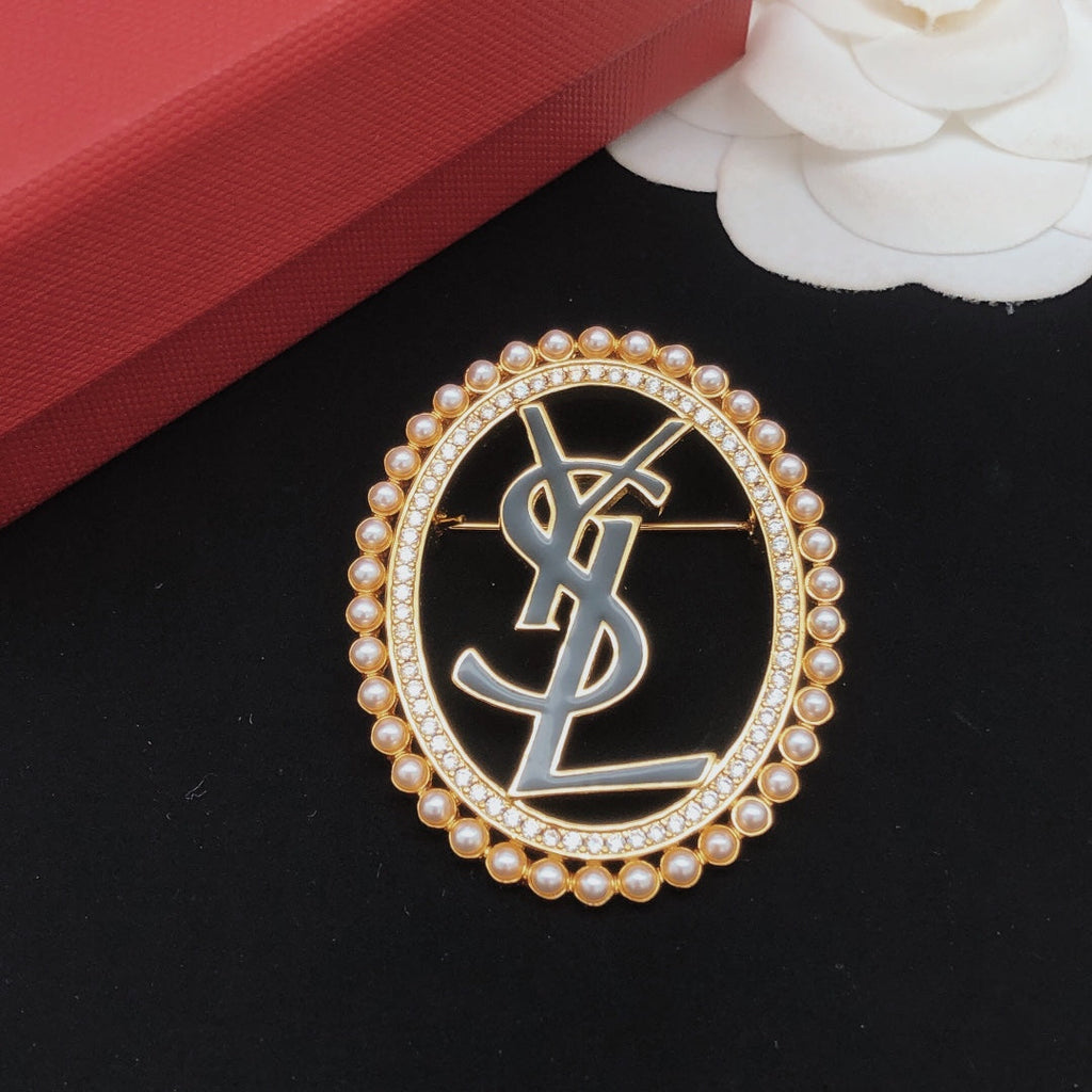 Oval Pearls 18K Gold Brooch product image 5, provided for visual reference and product detail review