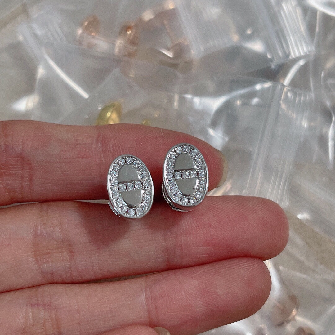 Hermes Mini Farandole Diamond 18K Gold Earrings product image 9, provided for visual reference and product detail review