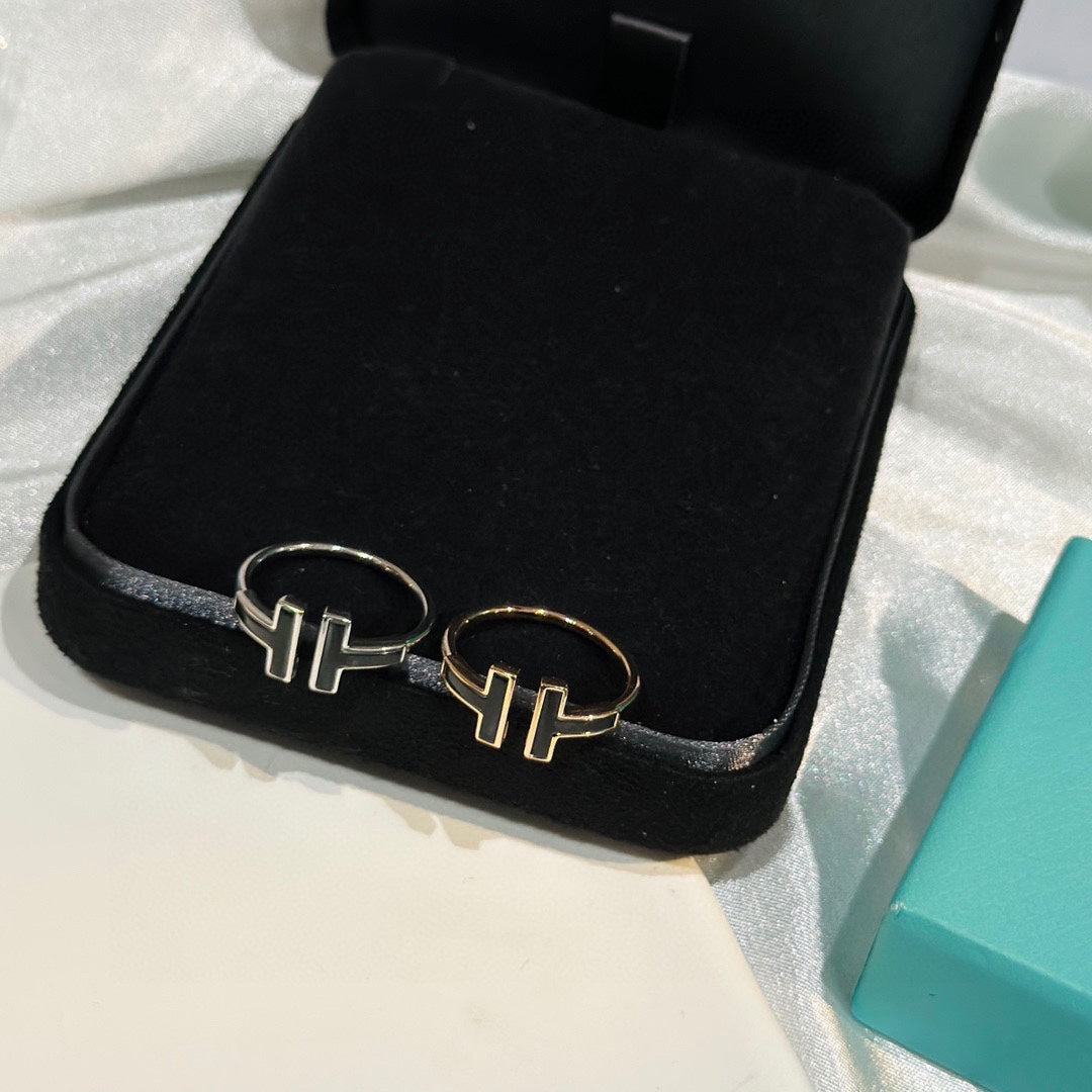 Tiffany Black Onyx Wire 18K Gold Ring product image 11, provided for visual reference and product detail review