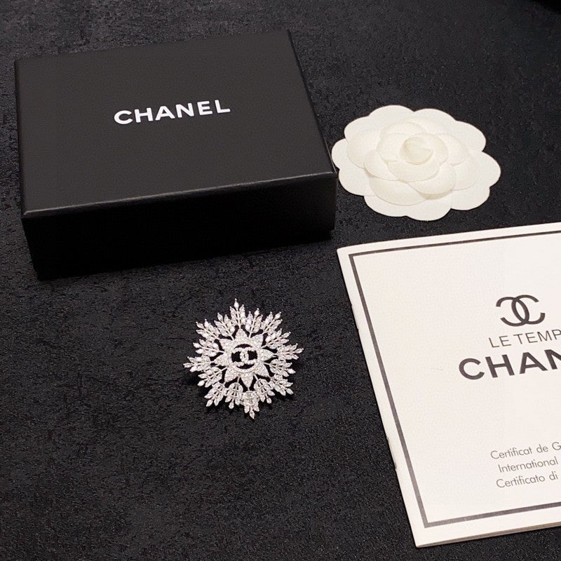 Chanel Flower Crystal 18K Gold Brooch product image 2, provided for visual reference and product detail review