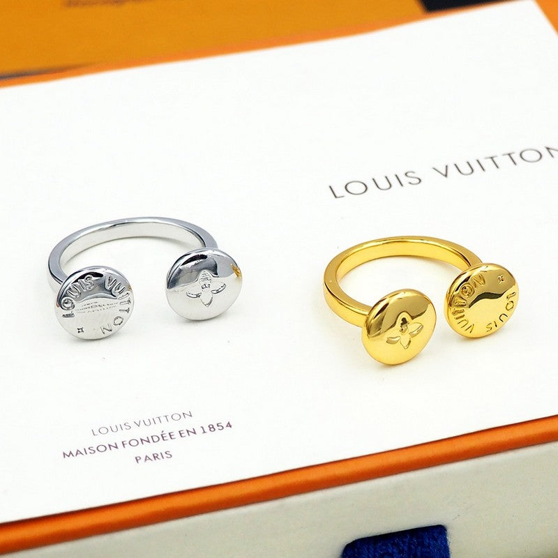 Louis Vuitton Studs 18K Gold Ring product image 13, provided for visual reference and product detail review