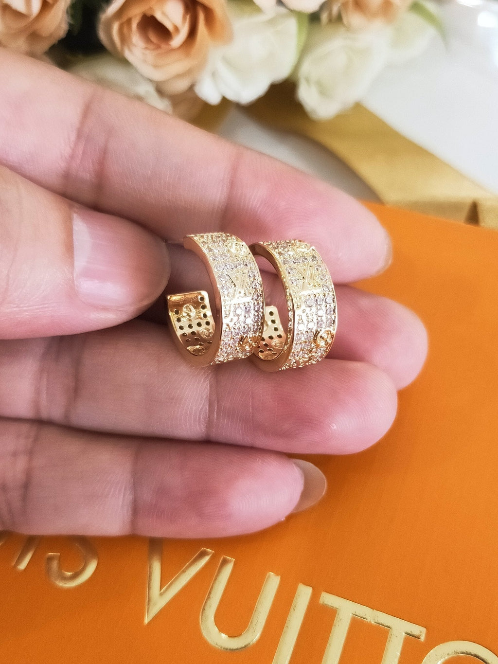 Louis Vuitton Circle 18K Gold Earrings product image 4, provided for visual reference and product detail review