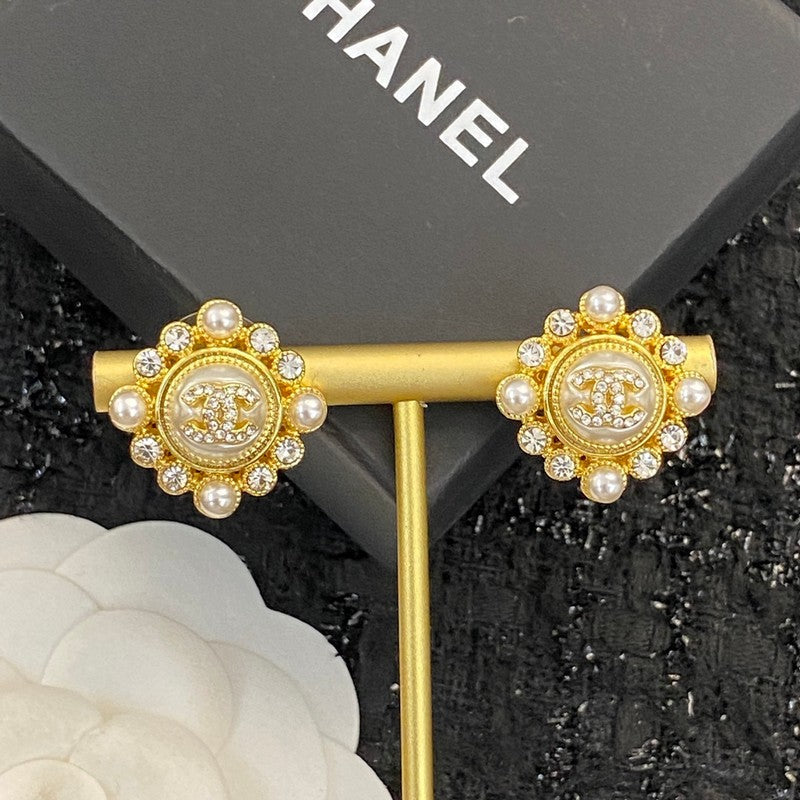 Chanel Pearls 18K Gold Earrings product image 9, provided for visual reference and product detail review