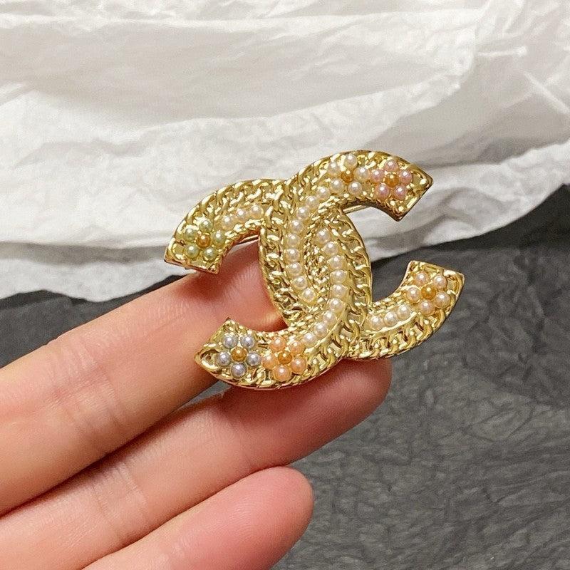 Chanel Pearl Gold 18K Gold Brooch product image 9, provided for visual reference and product detail review
