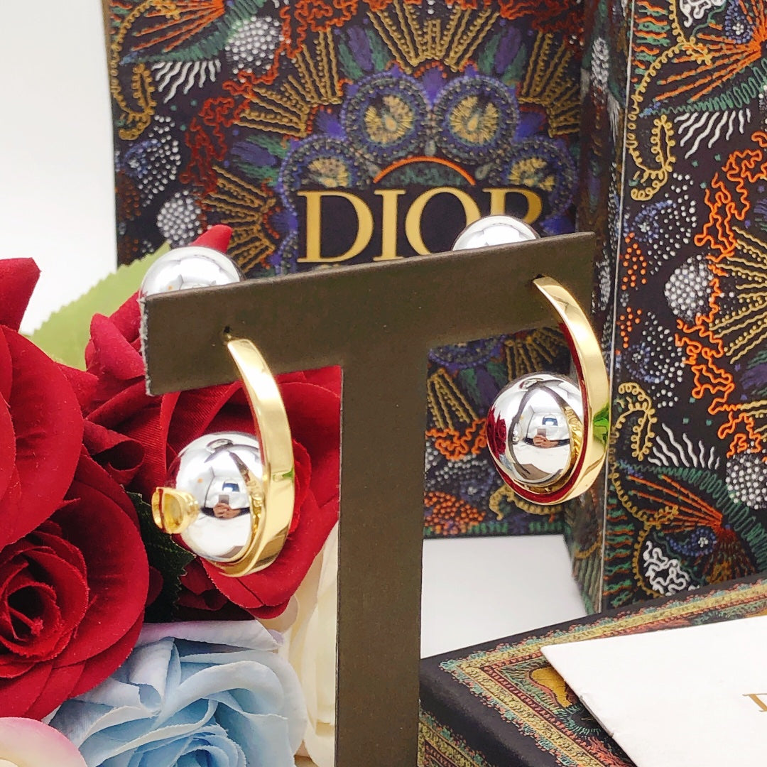 Dior Tribales 18K Gold Earrings product image 2, provided for visual reference and product detail review