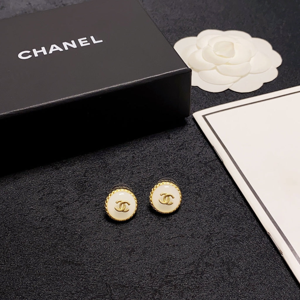 Chanel Pearl Vintage 18K Gold Earrings product image 9, provided for visual reference and product detail review