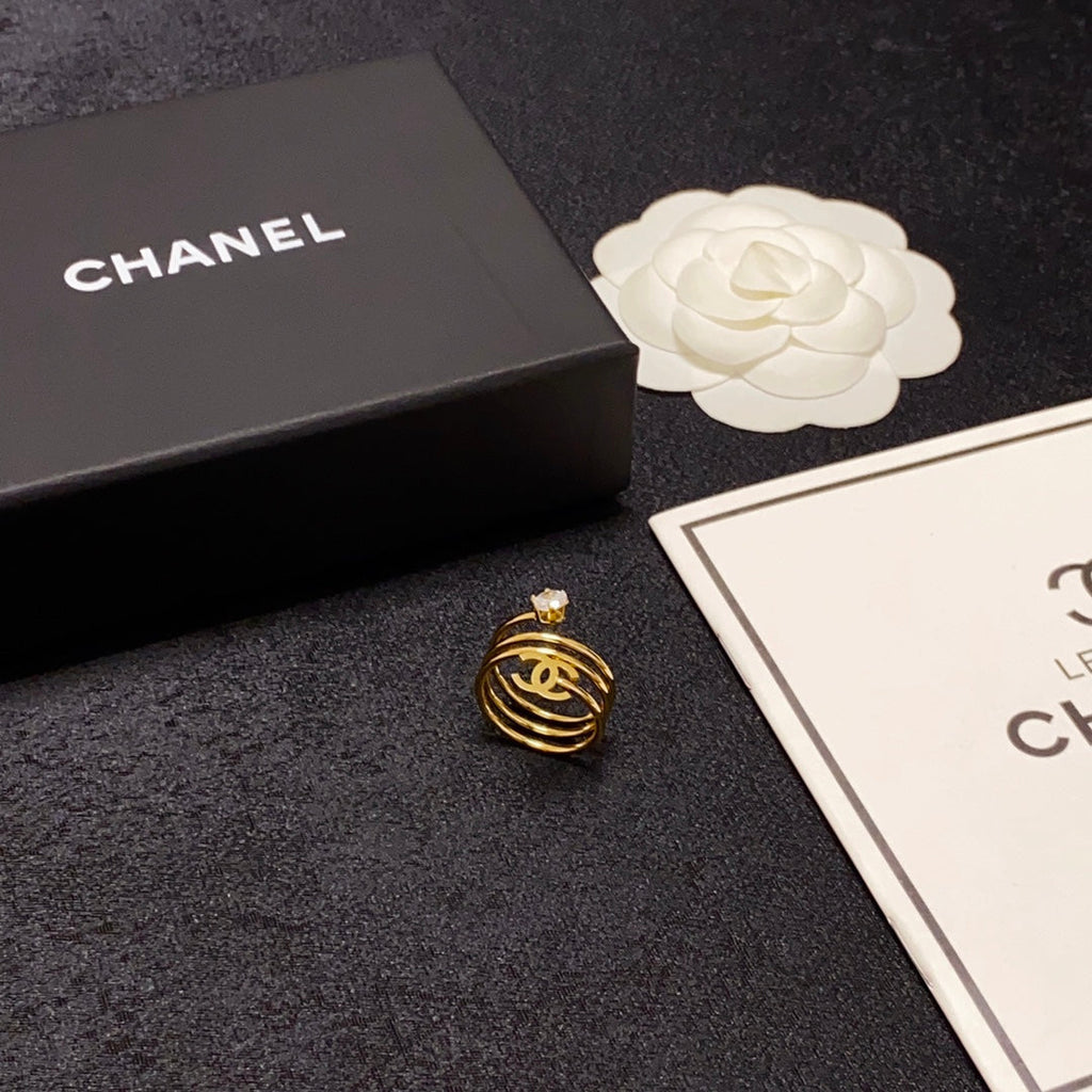 Chanel Vintage Pearl 18K Gold Ring product image 9, provided for visual reference and product detail review
