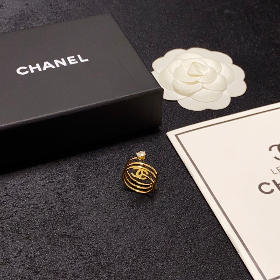 Chanel Vintage Pearl 18K Gold Ring product image 9, provided for visual reference and product detail review