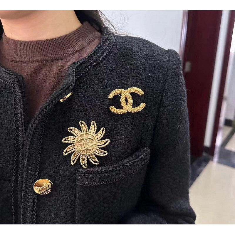 Chanel Sunflower 18K Gold Brooch product image 2, provided for visual reference and product detail review