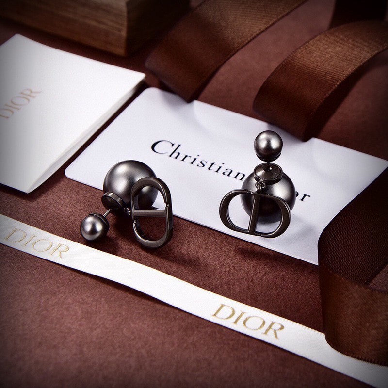 Dior Tribales Grey Pearl 18K Gold Earrings product image 8, provided for visual reference and product detail review