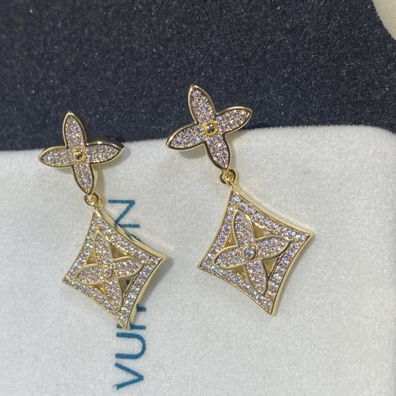 Louis Vuitton Blossom 18K Gold Earrings product image 9, provided for visual reference and product detail review