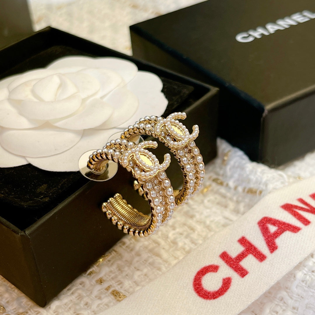 Chanel Pearls 18K Gold Earrings product image 6, provided for visual reference and product detail review