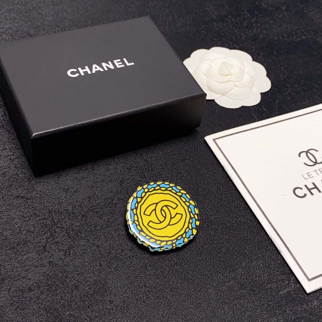 Chanel Color 18K Gold Brooch product image 3, provided for visual reference and product detail review
