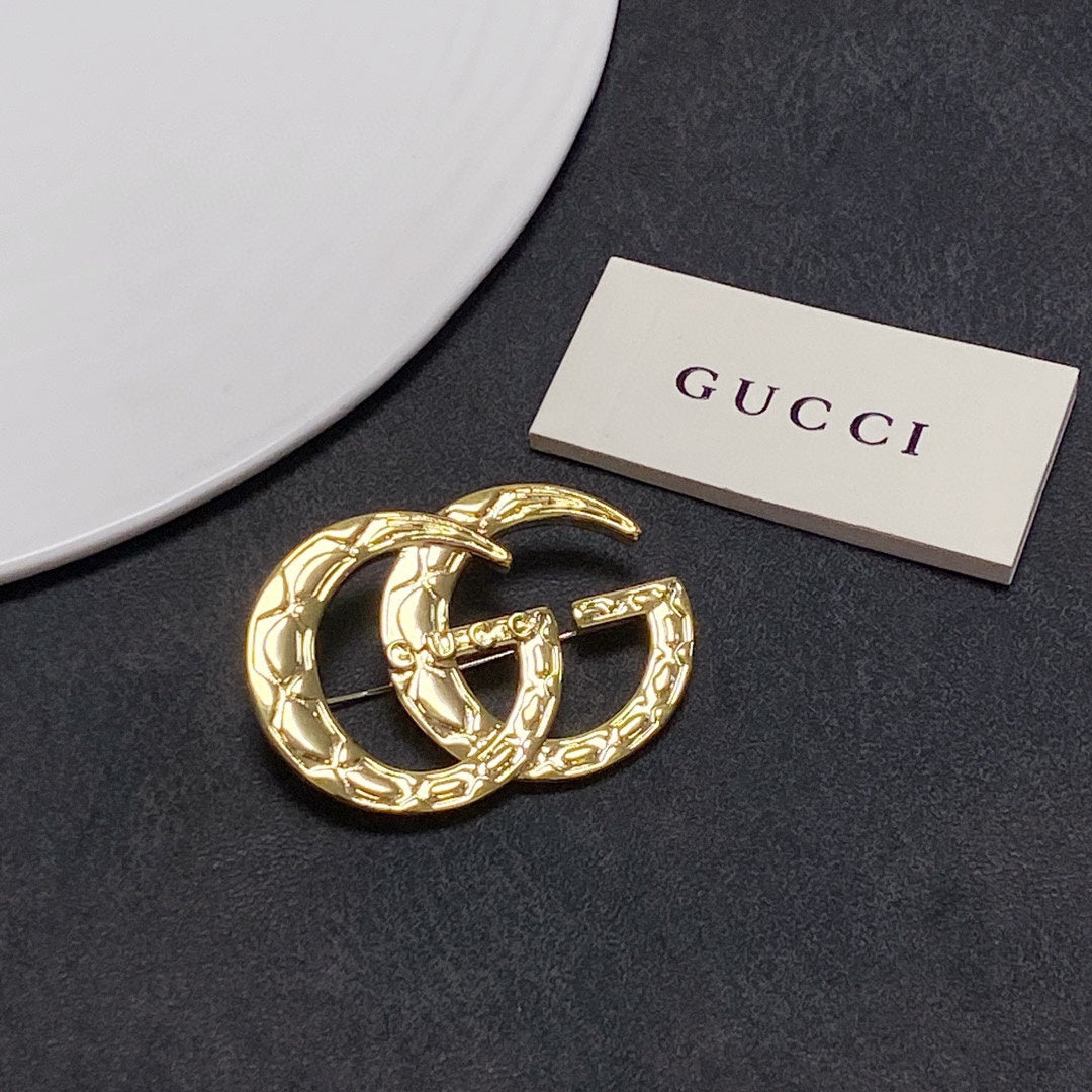 Gucci Double 18K Gold Brooch product image 9, provided for visual reference and product detail review