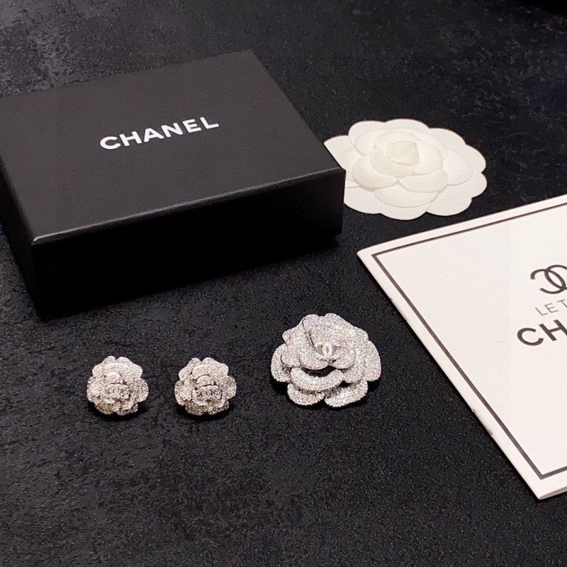 Chanel Full Diamond Camellia 18K Gold Brooch product image 9, provided for visual reference and product detail review