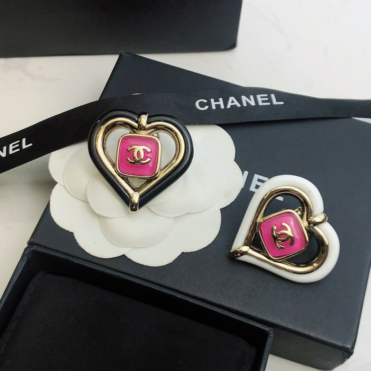 Chanel Heart 18K Gold Brooch product image 1, provided for visual reference and product detail review