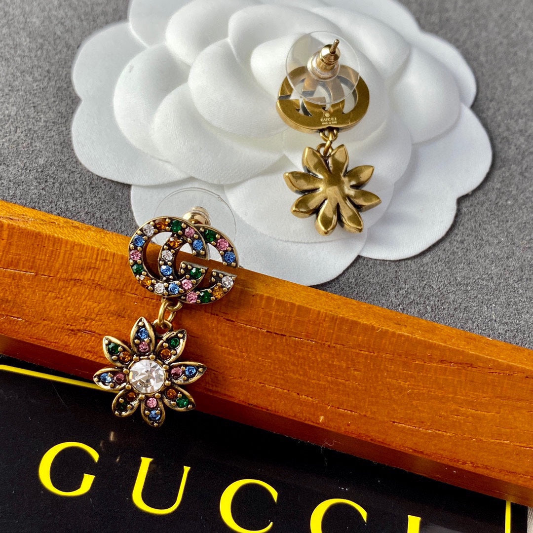 Gucci Double Flower Pendant 18K Gold Earrings product image 5, provided for visual reference and product detail review