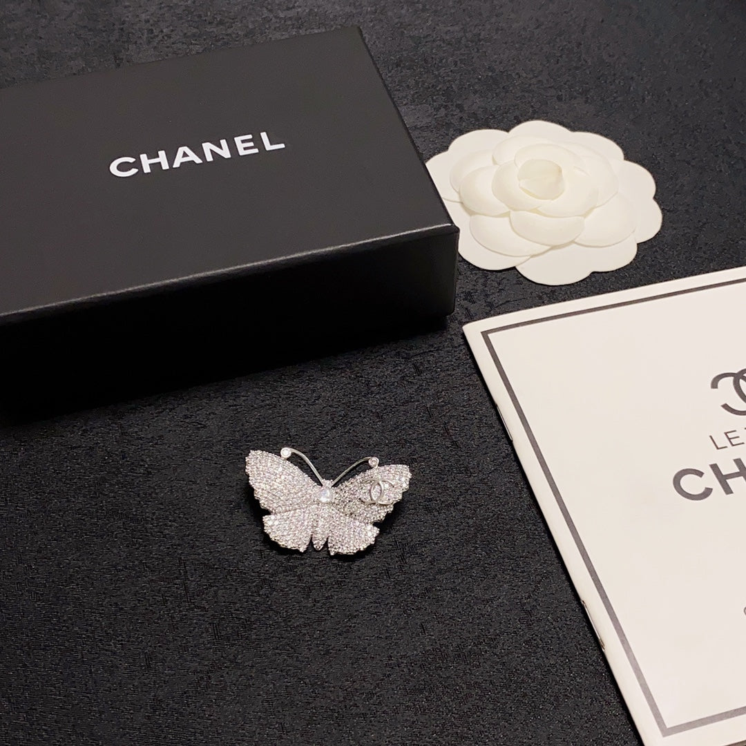 Chanel Butterfly Diamonds 18K Gold Brooch product image 9, provided for visual reference and product detail review