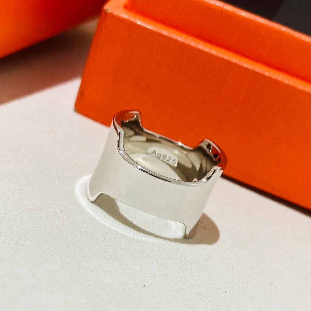 Hermes Amazone Large 18K Gold Ring product image 4, provided for visual reference and product detail review