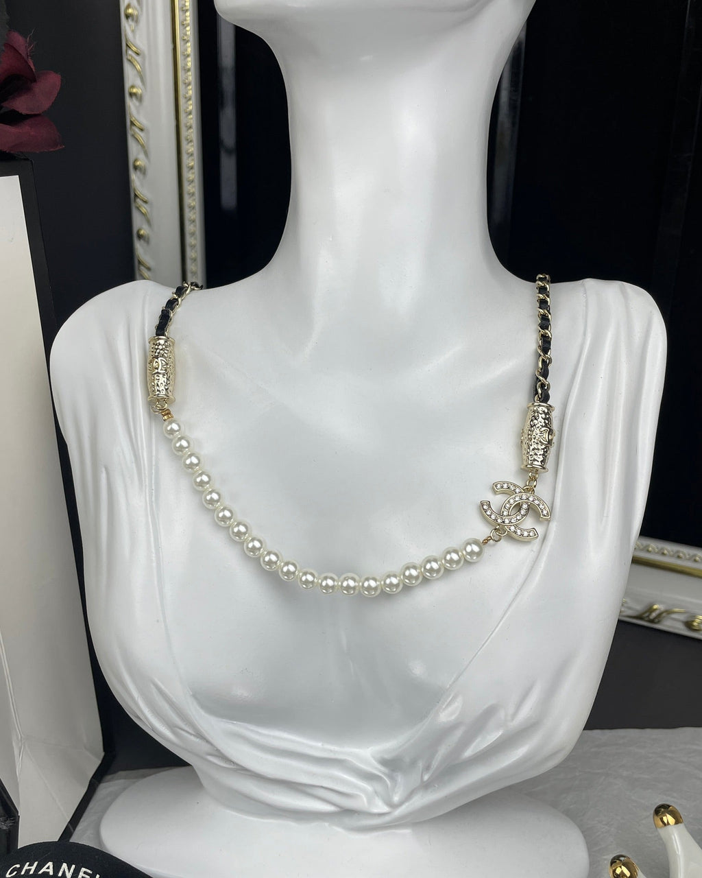 Chanel Crystals Choker 18K Gold Necklace product image 6, provided for visual reference and product detail review