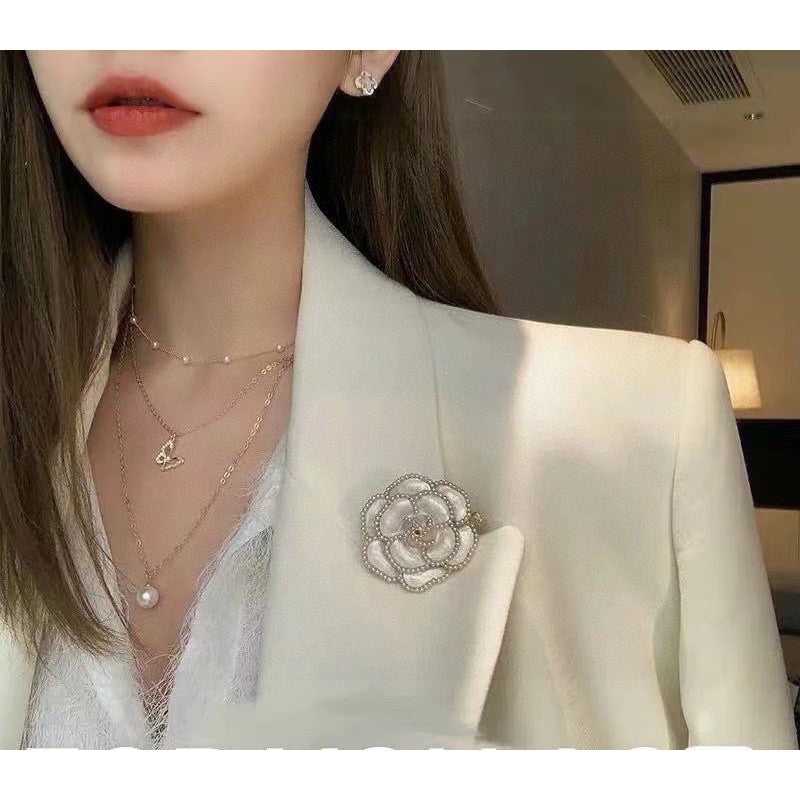 Chanel Camellia Black & White 18K Gold Brooch product image 9, provided for visual reference and product detail review