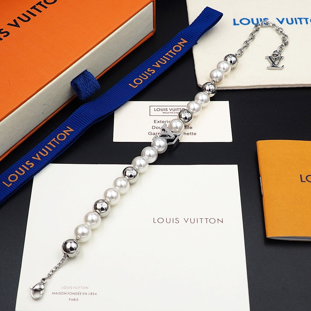 Louis Vuitton Monogram White Pearls 18K Gold Bracelet product image 11, provided for visual reference and product detail