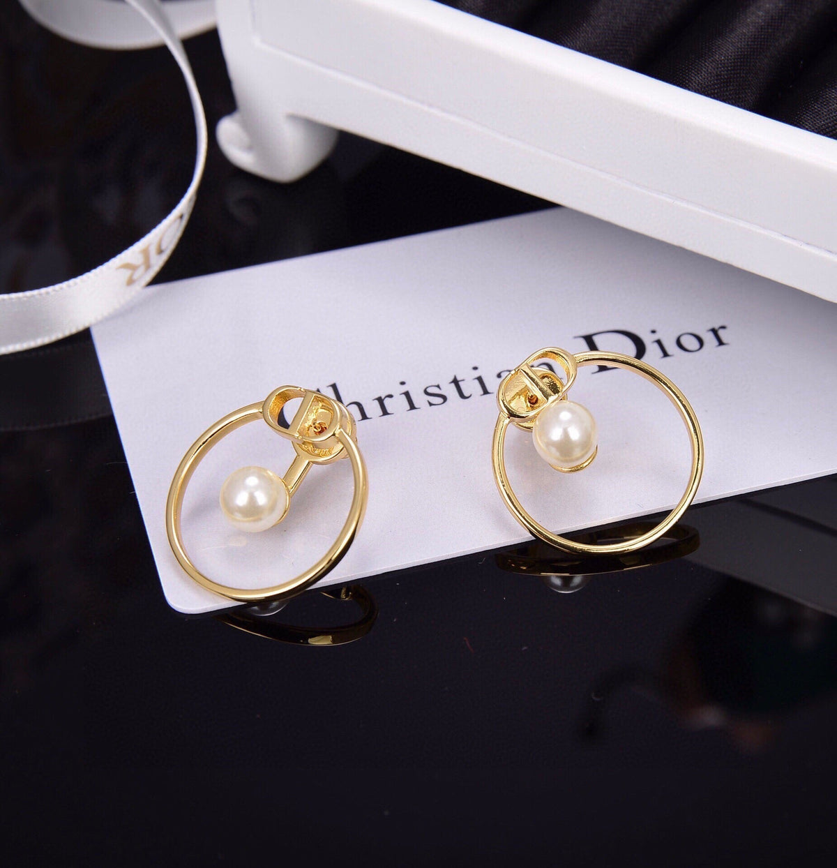 Dior 30 Montaigne Pearls 18K Gold Earrings product image 11, provided for visual reference and product detail review