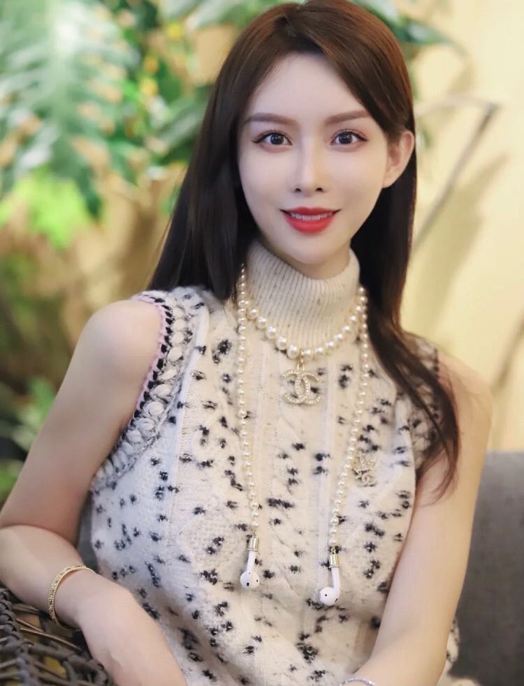 Chanel Pearls Long 18K Gold Necklace product image 9, provided for visual reference and product detail review