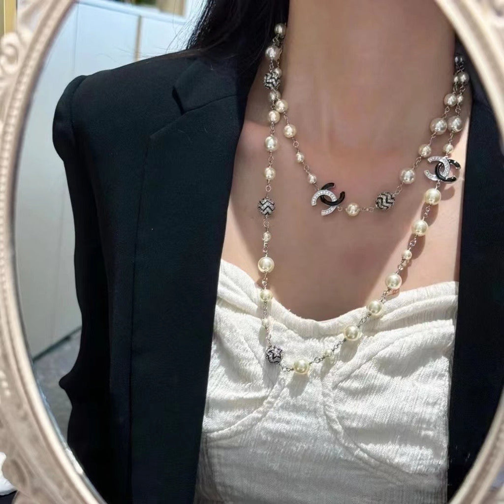 Chanel Star Pearls Long 18K Gold Necklace product image 3, provided for visual reference and product detail review