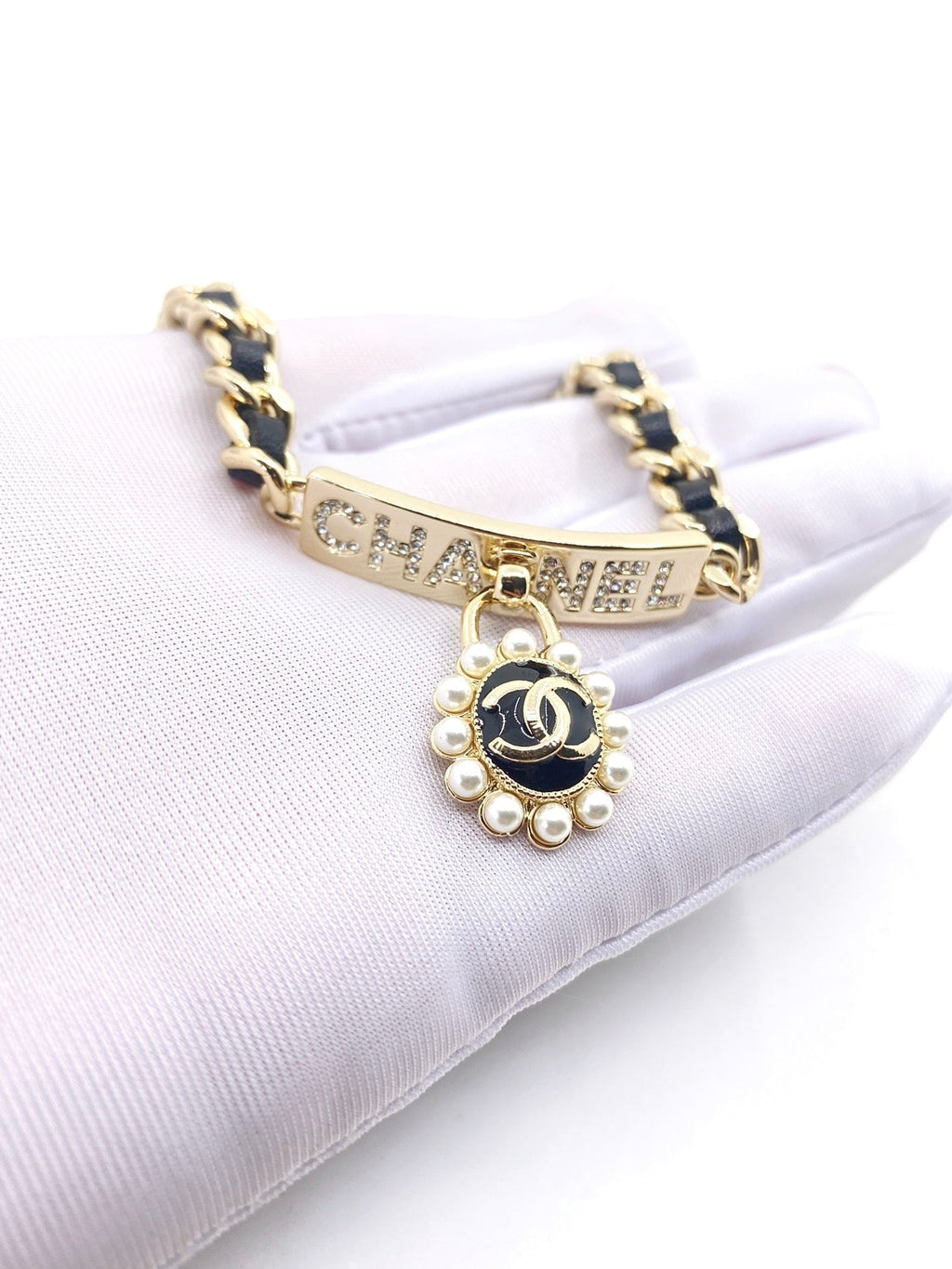 Chanel Pearls Choker 18K Gold Necklace product image 2, provided for visual reference and product detail review