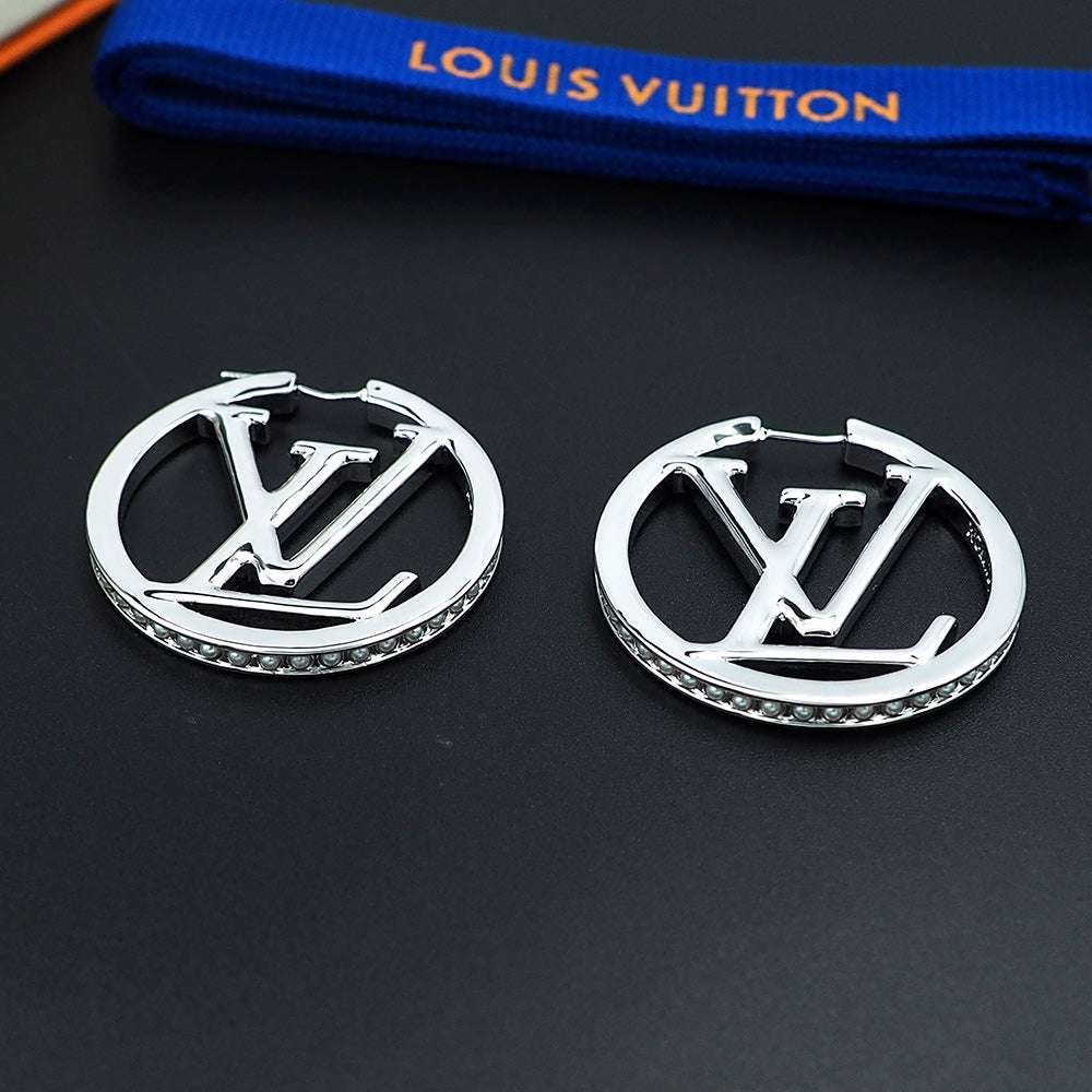 Louis Vuitton Louise Pearls 18K Gold Earrings product image 12, provided for visual reference and product detail review
