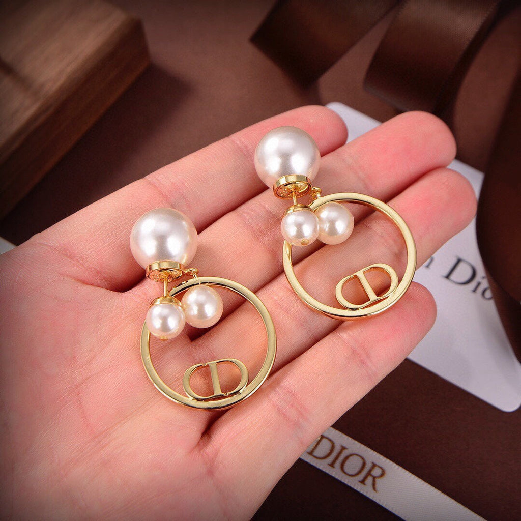 Dior Circle Pearls 18K Gold Earrings product image 9, provided for visual reference and product detail review