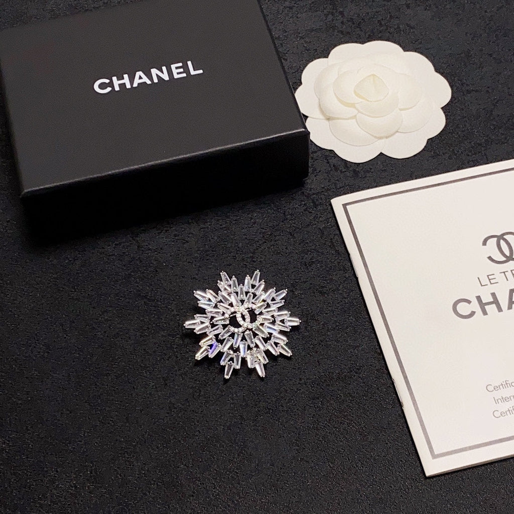 Chanel Snow Flower 18K Gold Brooch product image 4, provided for visual reference and product detail review
