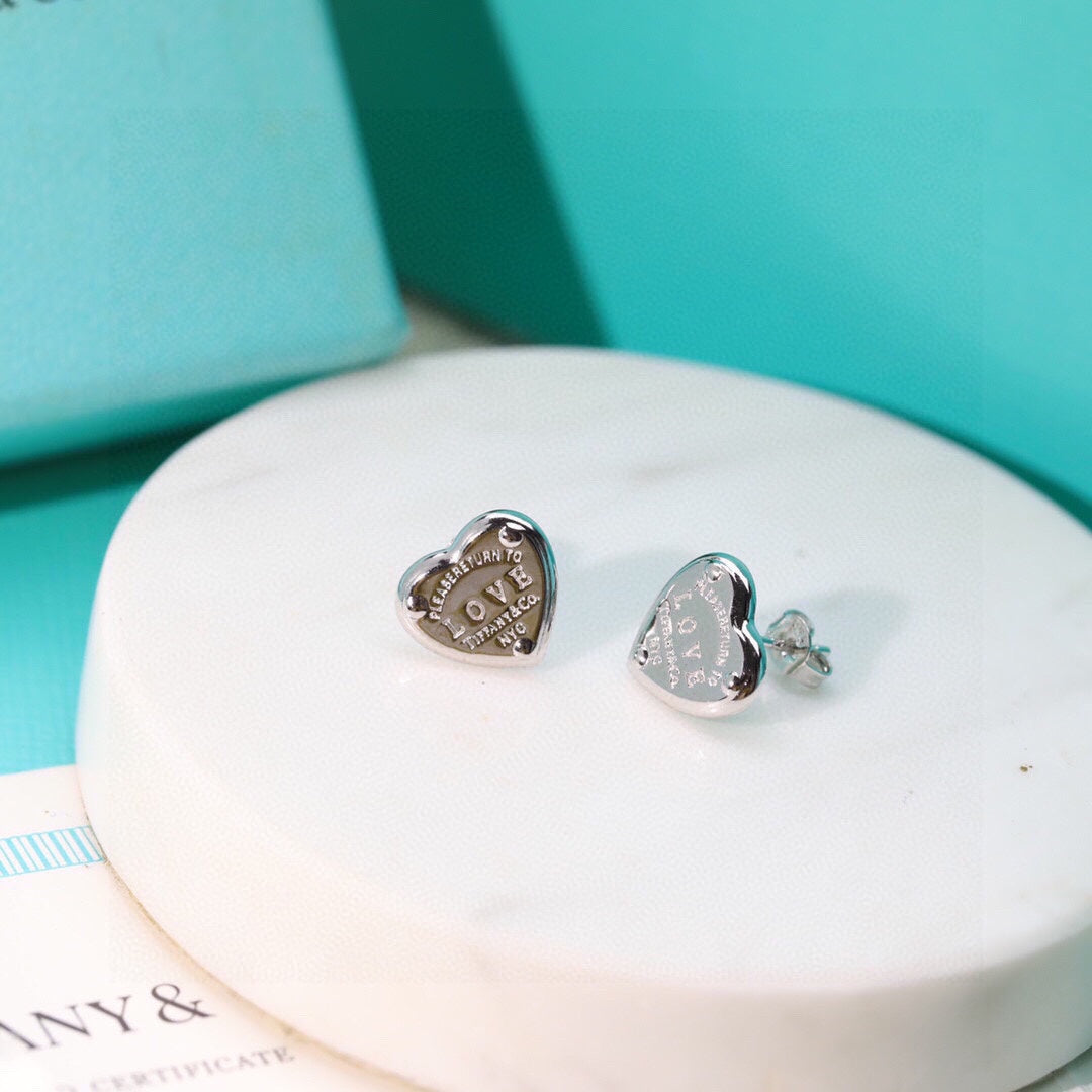 Tiffany Return to Love 18K Gold Earrings product image 11, provided for visual reference and product detail review