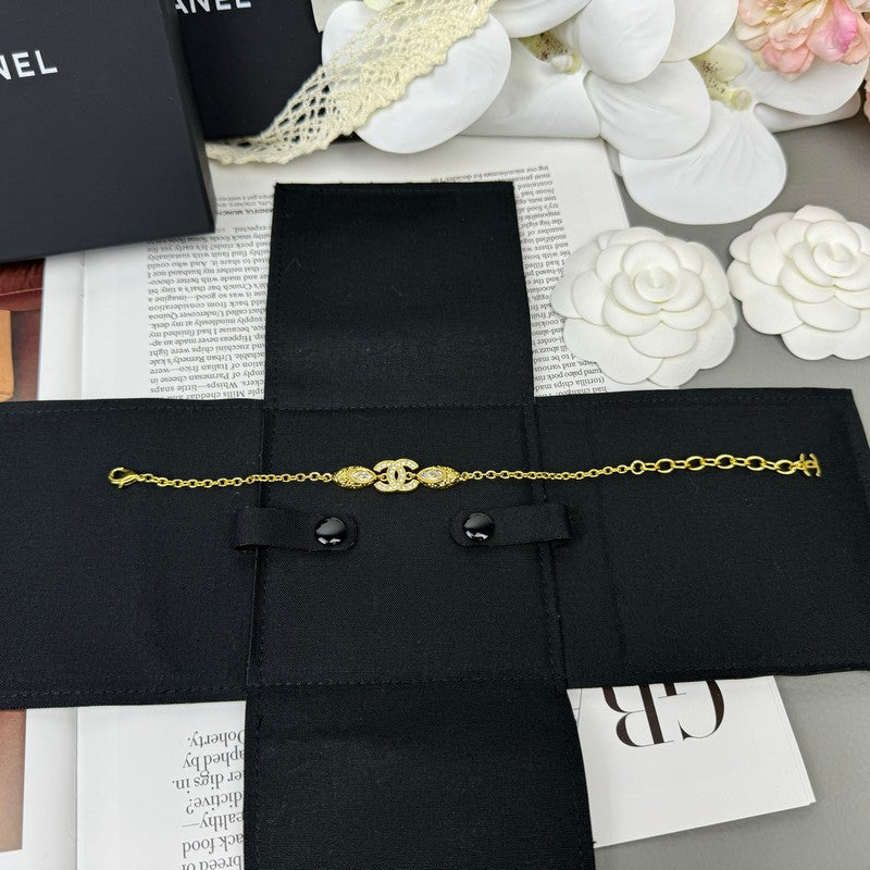 Chanel 26C Diamond Gold 18K Gold Bracelet product image 9, provided for visual reference and product detail review