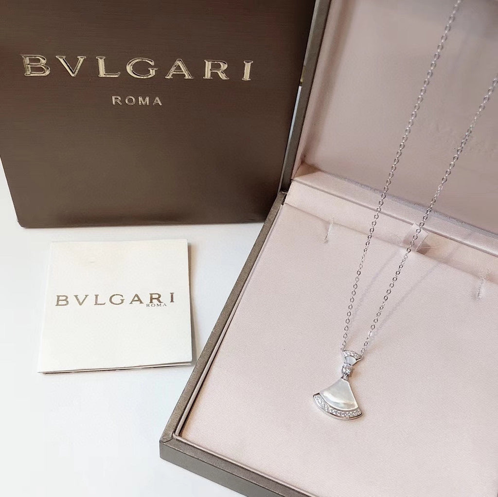 Bvlgari BVLGARI Dream Pearls 18K Gold Necklace product image 10, provided for visual reference and product detail review