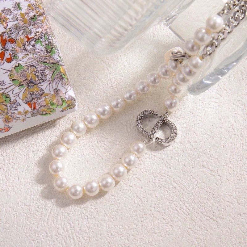 Dior 30 Montaigne Pearls 18K Gold Necklace product image 9, provided for visual reference and product detail review