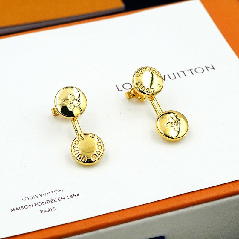 Louis Vuitton Studs 18K Gold Earrings product image 16, provided for visual reference and product detail review