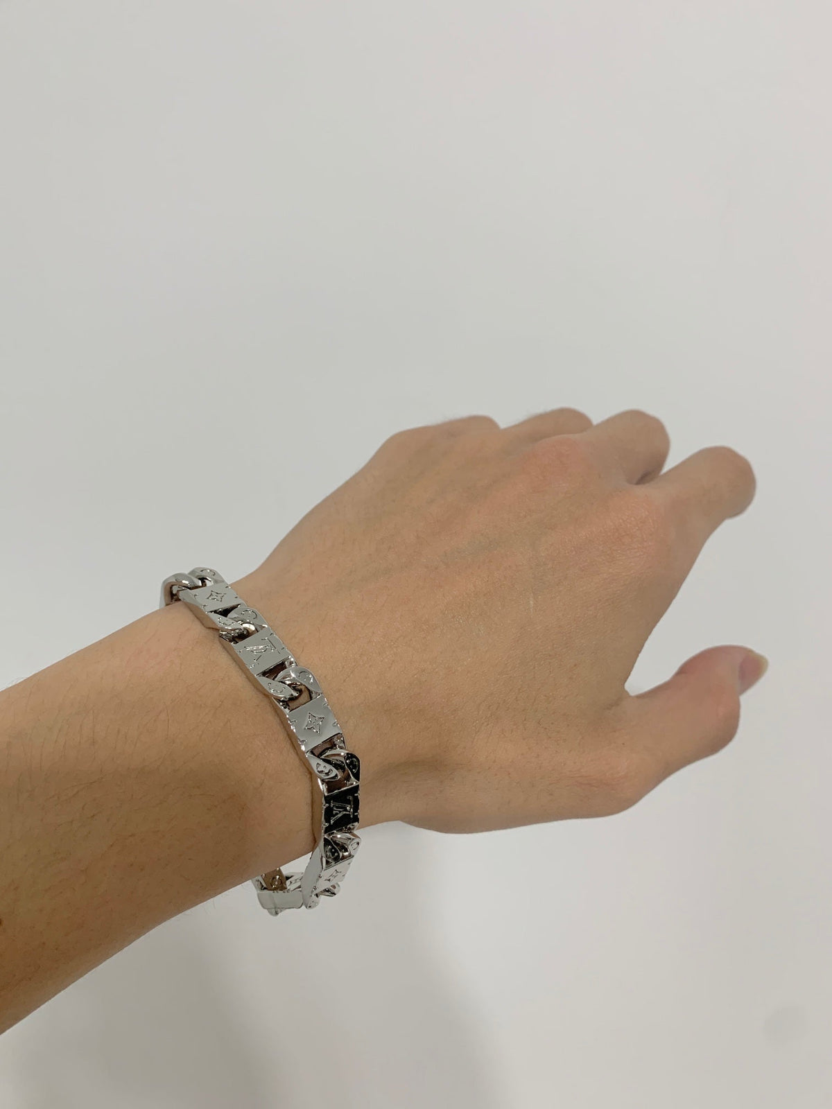 Louis Vuitton Monogram Tied Up 18K Gold Bracelet product image 2, provided for visual reference and product detail review