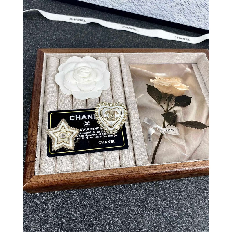 Chanel Star Pearl 18K Gold Brooch product image 9, provided for visual reference and product detail review