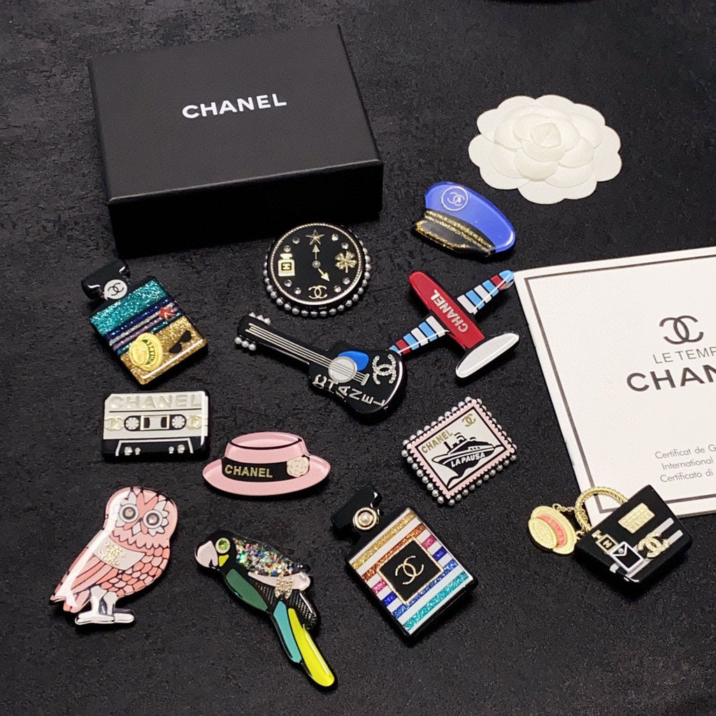 Chanel Bag 18K Gold Brooch product image 9, provided for visual reference and product detail review