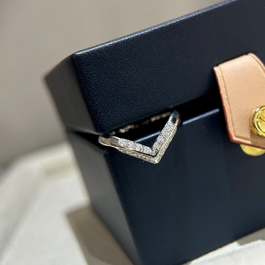 Louis Vuitton V Diamonds 18K Gold Ring product image 3, provided for visual reference and product detail review