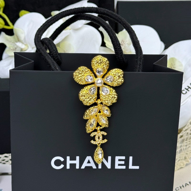 Chanel 26C Flower Crystal Drop Gold 18K Gold Brooch product image 2, provided for visual reference and product detail review