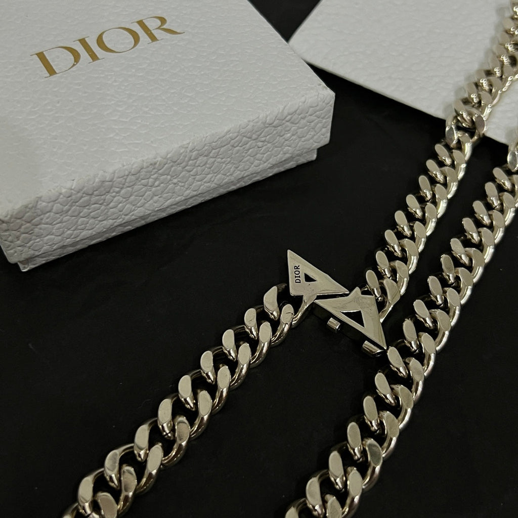 Dior Diamond Chain 18K Gold Necklace product image 10, provided for visual reference and product detail review