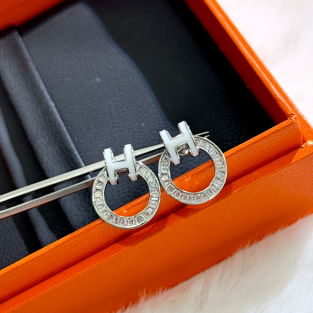 Hermes Clic Diamond 18K Gold Earrings product image 9, provided for visual reference and product detail review