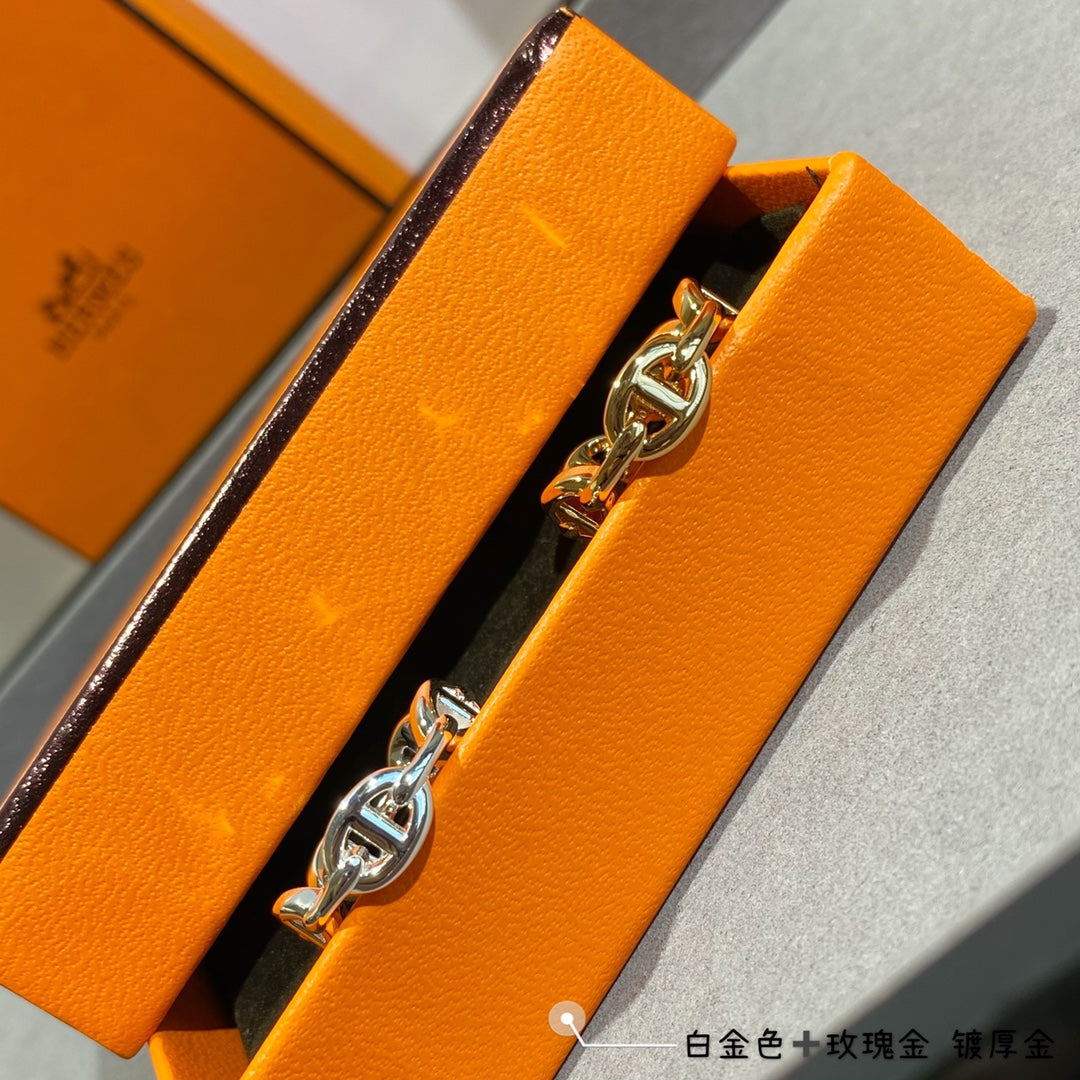 Hermes Chaine D'Ancre Enchainee 18K Gold Ring product image 9, provided for visual reference and product detail review